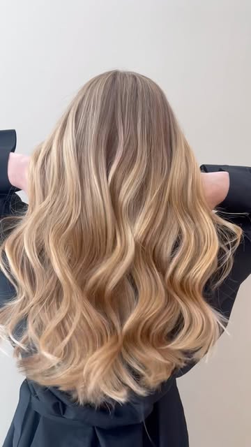 Blond lumineux en grandes ondulations, travaillé au salon Colombero